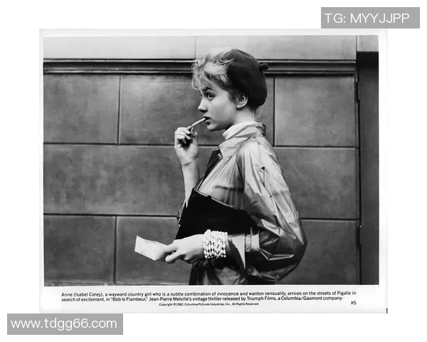 足球巨星背影渐行渐远，荣耀褪色后的孤独与落寞